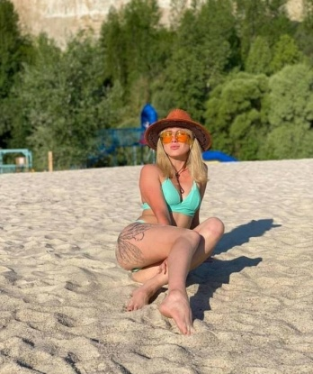 Спокойная блондинка с ангельским лицом и дьявольскими наклонностями приглашает на встречу, где каждое прикосновение будет для тебя настоящим открытием. Жду звонка! 1025, 21 год